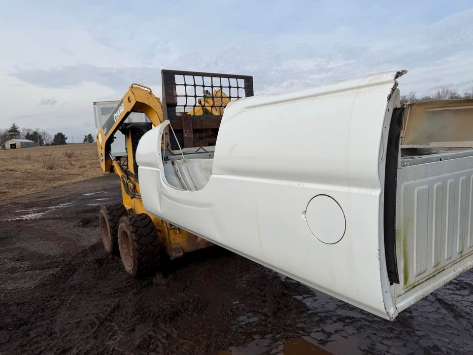 1999–2006 Chevy / GMC 8 Ft Long Bed – Rust Free OEM Takeoff