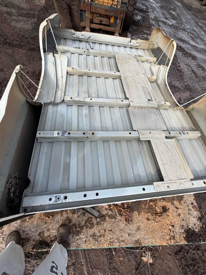 1999–2006 Chevy / GMC 8 Ft Long Bed – Rust Free OEM Takeoff - Image 4