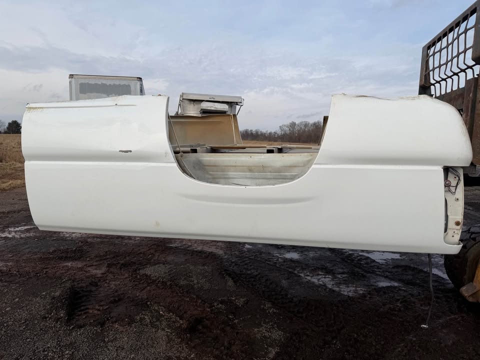 1999–2006 Chevy / GMC 8 Ft Long Bed – Rust Free OEM Takeoff - Image 5
