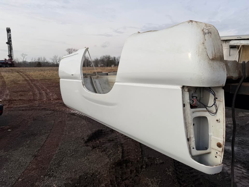 1999–2006 Chevy / GMC 8 Ft Long Bed – Rust Free OEM Takeoff - Image 7