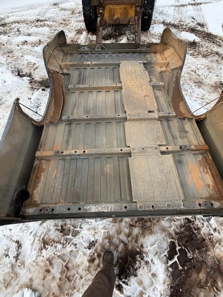 1999–2006 Chevy / GMC 8 Ft Long Bed – Rust Free OEM Takeoff - Image 3